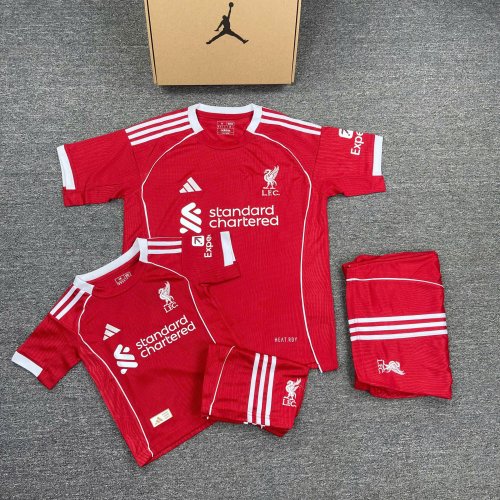 Bộ Bóng Đá Liverpool Trẻ Em Sân Nhà  25/26 Đỏ